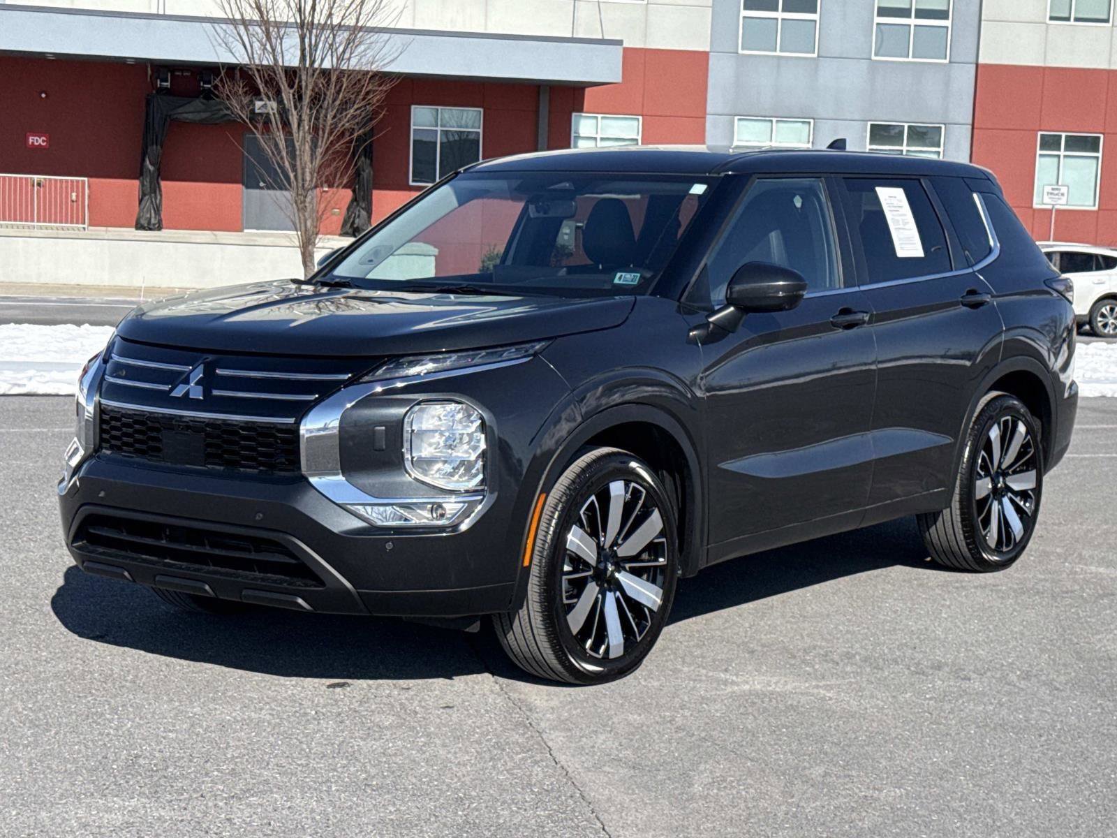 Used 2025 Mitsubishi Outlander SE image 28