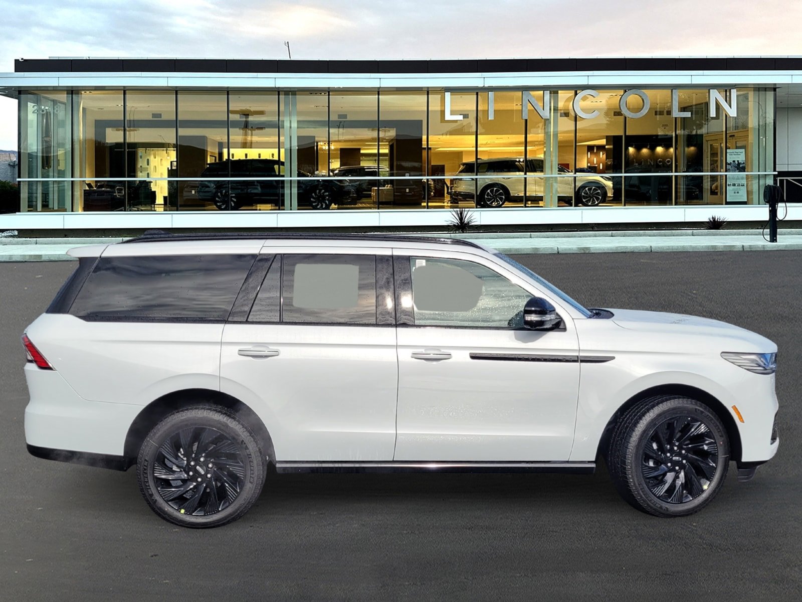 New 2025 Lincoln Navigator Reserve w/ Jet Appearance Package image 3