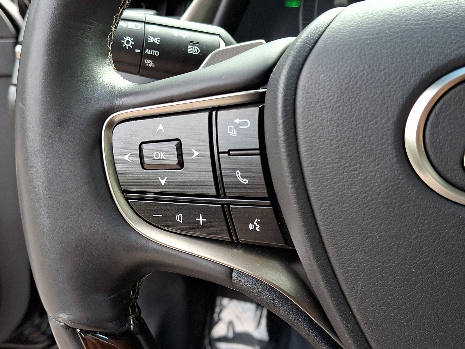 Certified 2021 Lexus ES 300h w/ Accessory Package FWD image 23