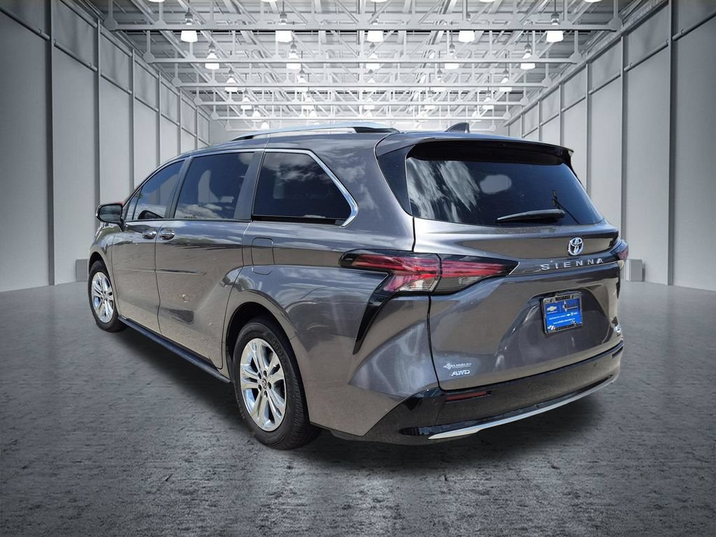 Used 2023 Toyota Sienna Platinum AWD/4WD image 3
