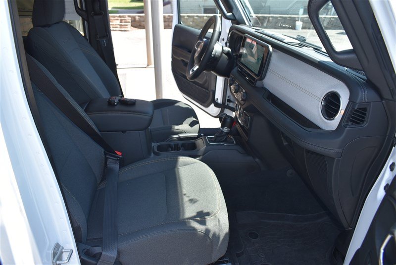 Used 2024 Jeep Wrangler Unlimited Sahara w/ Technology Group AWD/4WD image 33