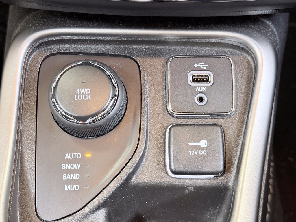 Used 2017 Jeep Compass Latitude w/ Safe & Security Group AWD/4WD image 53