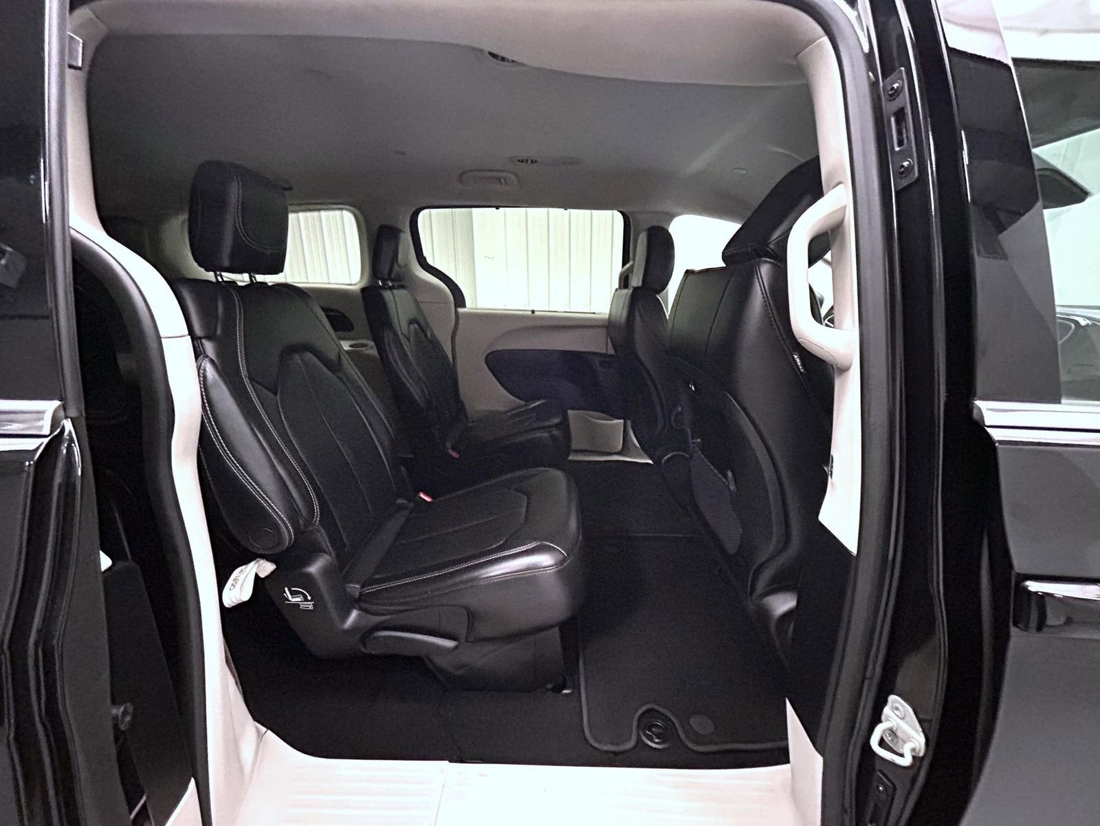 Used 2023 Chrysler Pacifica Touring-L image 17