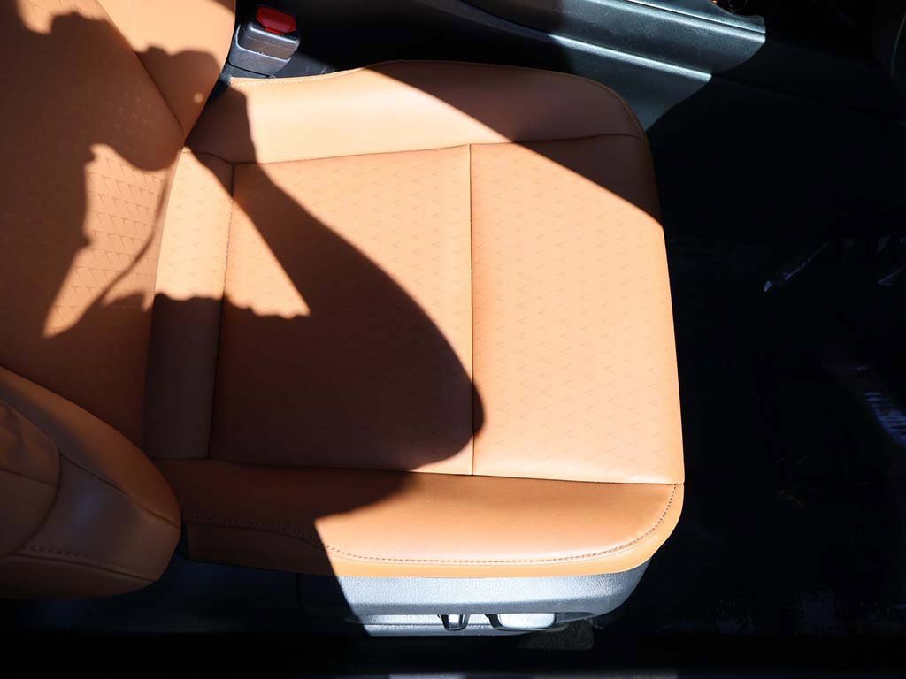 Used 2019 Lexus UX 200 image 32