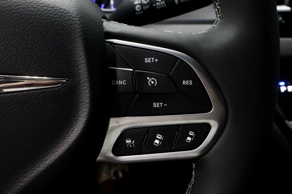 Used 2025 Chrysler Pacifica Select FWD image 29