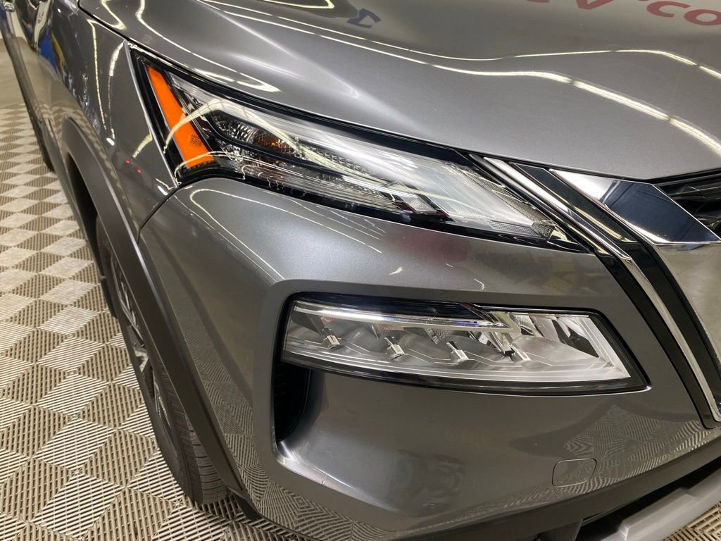 Used 2023 Nissan Rogue SV image 3