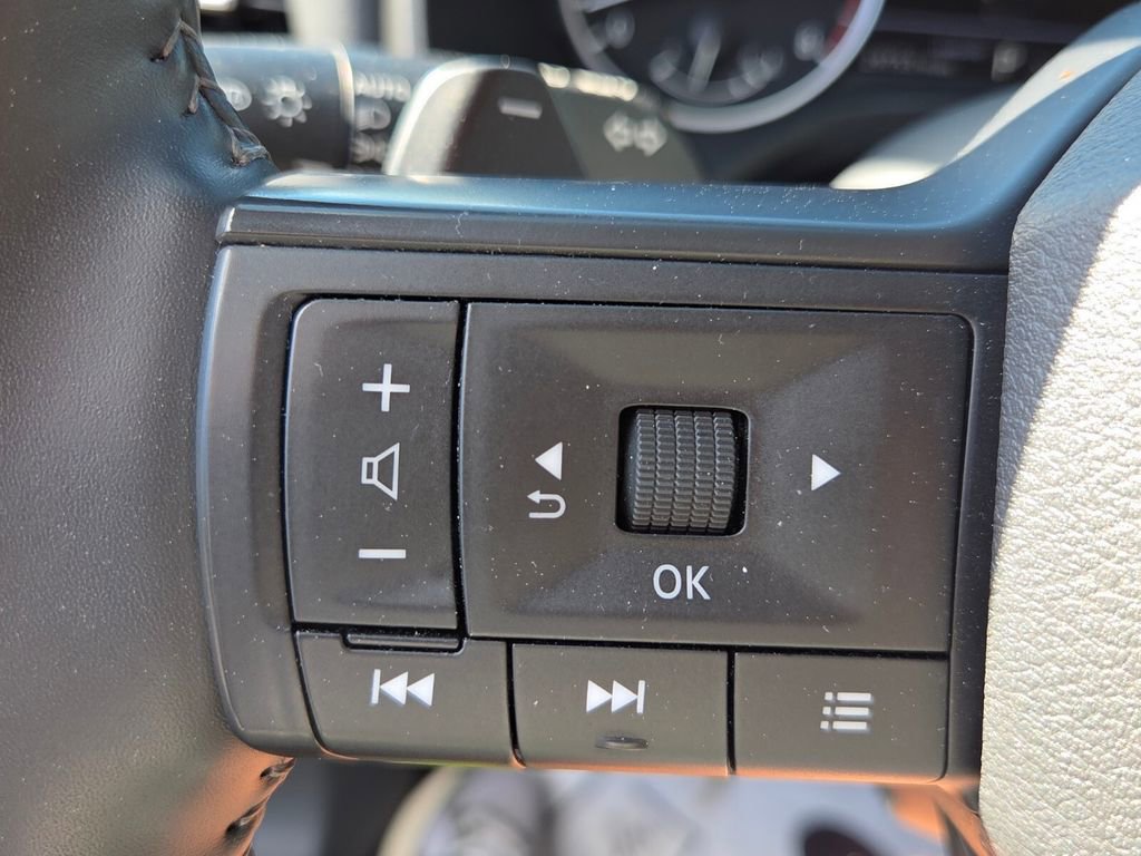 Used 2025 Nissan Rogue SV image 23