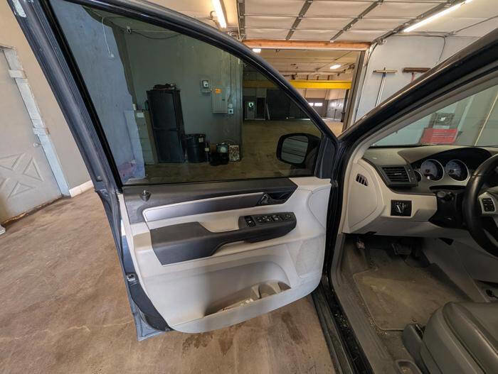 Used 2013 Volkswagen Routan SE FWD image 22