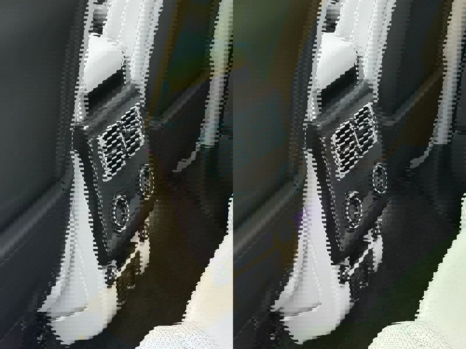 Used 2019 Land Rover Range Rover Supercharged image 34