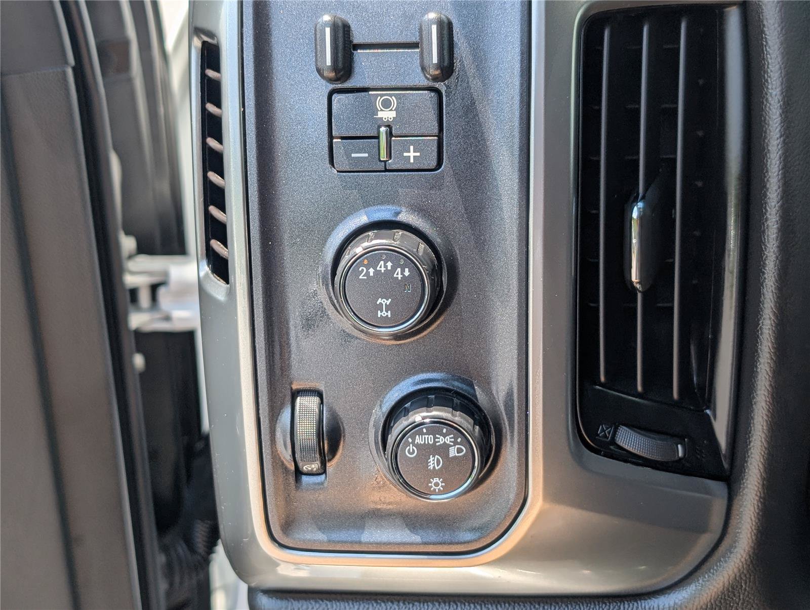 Used 2018 Chevrolet Silverado 2500 LT w/ All Star Edition AWD/4WD image 18