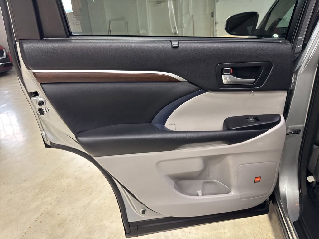 Used 2015 Toyota Highlander Limited Platinum AWD/4WD image 40