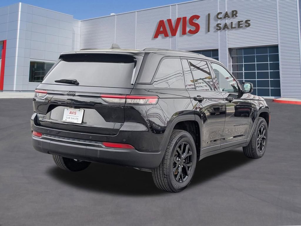 Used 2025 Jeep Grand Cherokee Altitude AWD/4WD image 6