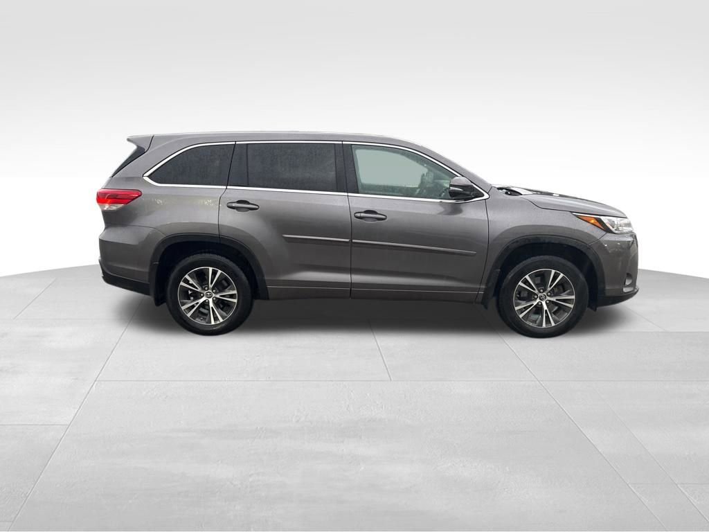 Used 2018 Toyota Highlander LE AWD/4WD image 31