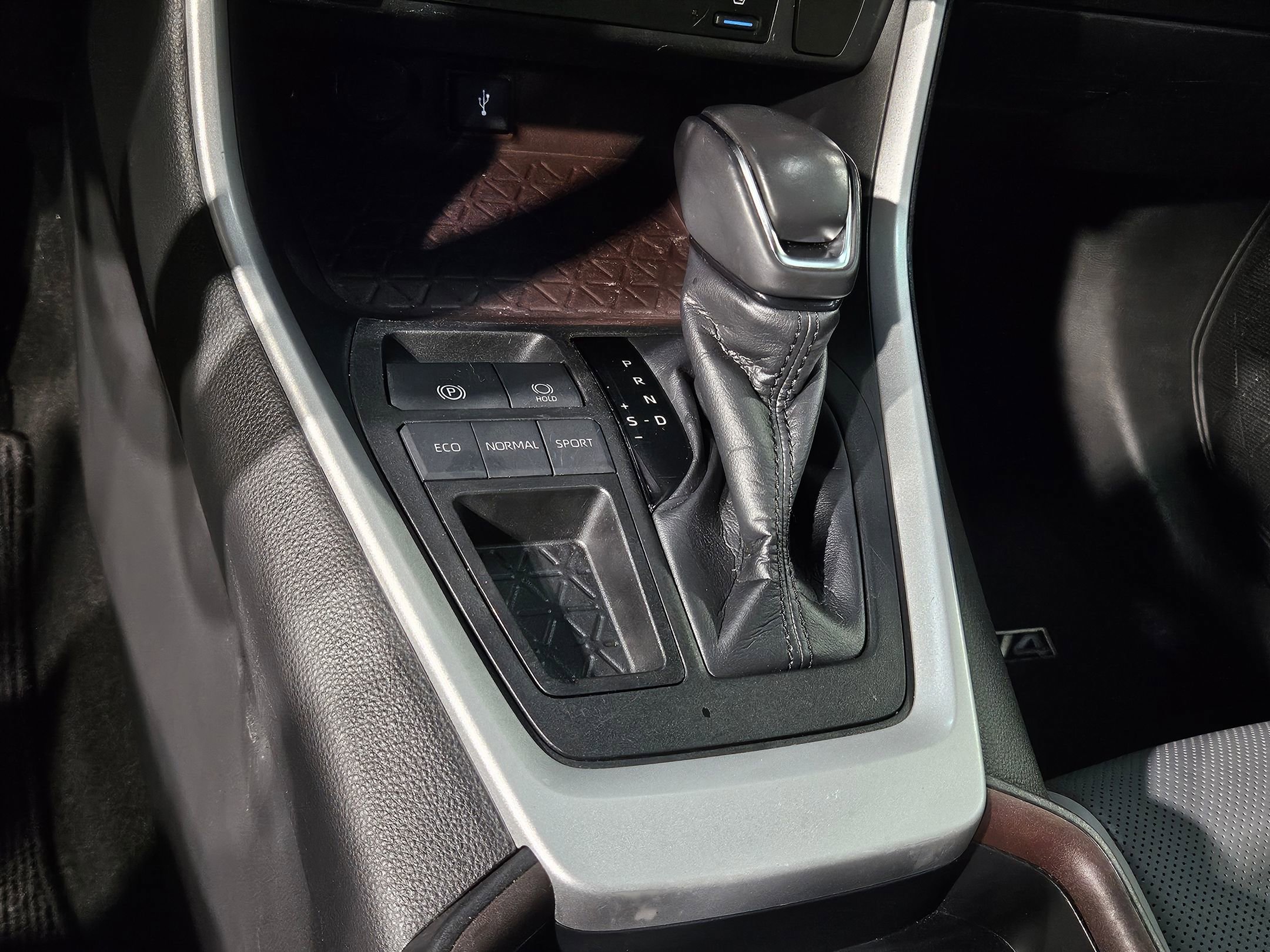 Used 2020 Toyota RAV4 Limited image 34