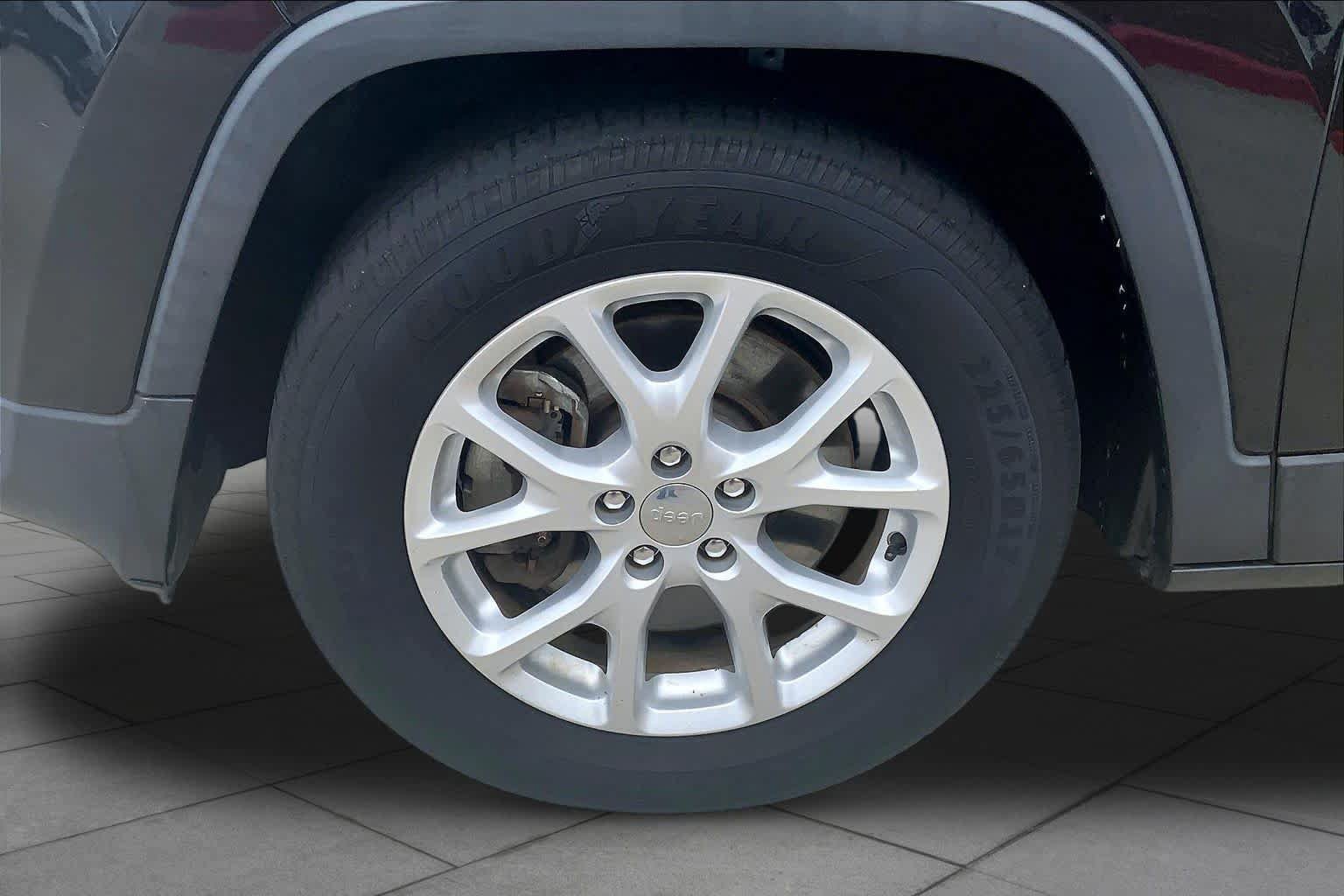 Used 2015 Jeep Cherokee Latitude w/ Comfort/Convenience Group FWD image 11