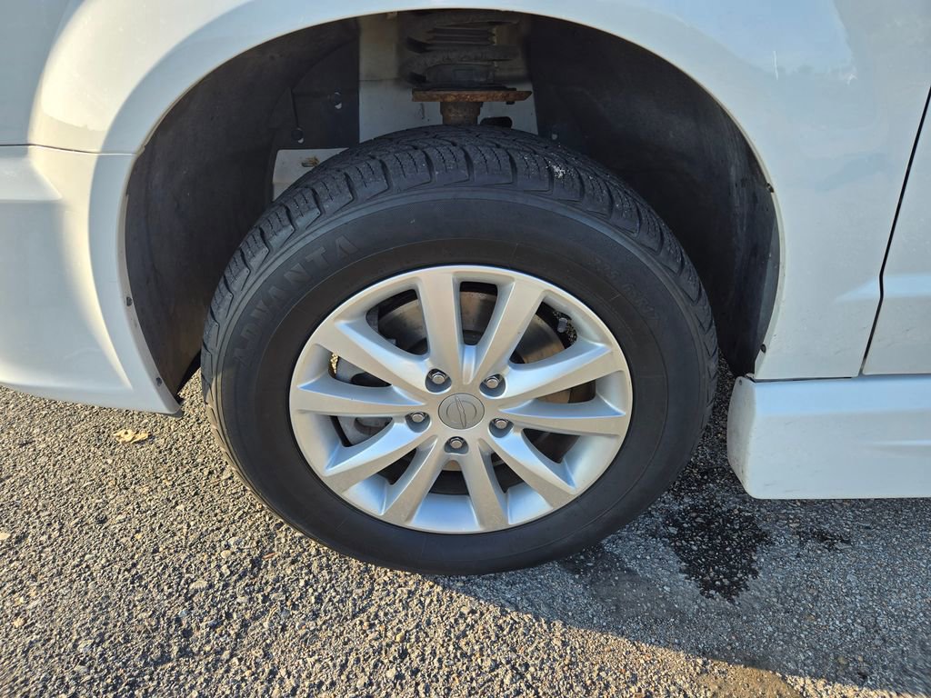 Used 2016 Chrysler Town & Country Limited Platinum image 29