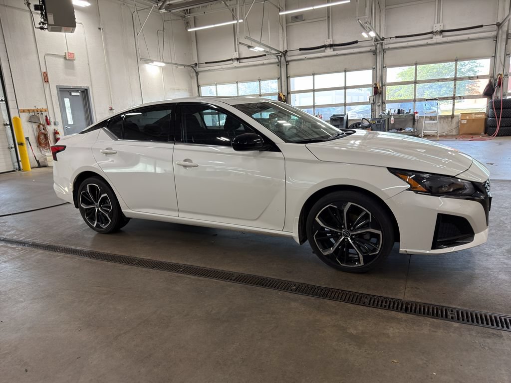 Used 2024 Nissan Altima 2.5 SR w/ SR Premium Package AWD/4WD image 4