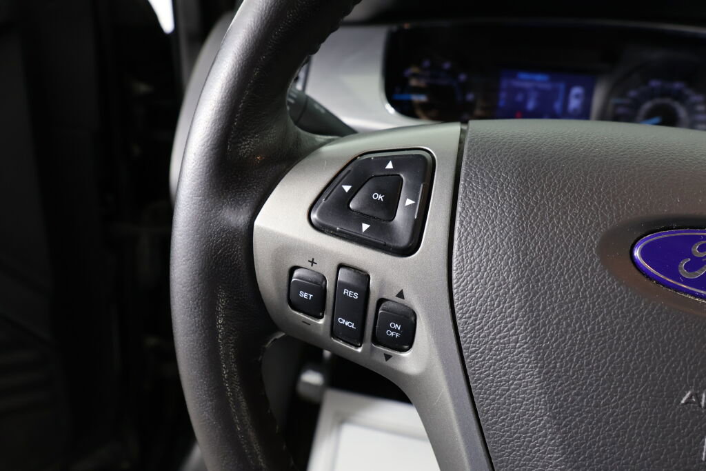 Used 2015 Ford Taurus SEL image 32