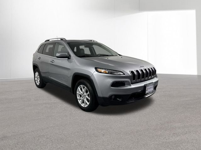 Used 2018 Jeep Cherokee Latitude Plus w/ Cold Weather Group AWD/4WD image 3