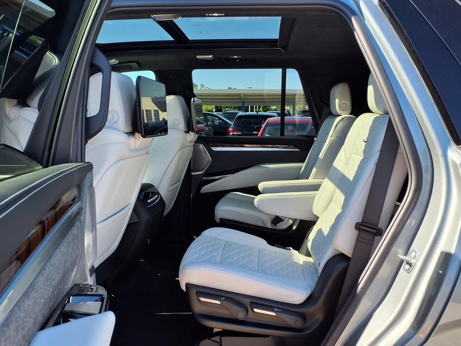 Used 2026 Cadillac Escalade Platinum Sport w/ LPO, ONYX Package AWD/4WD image 10