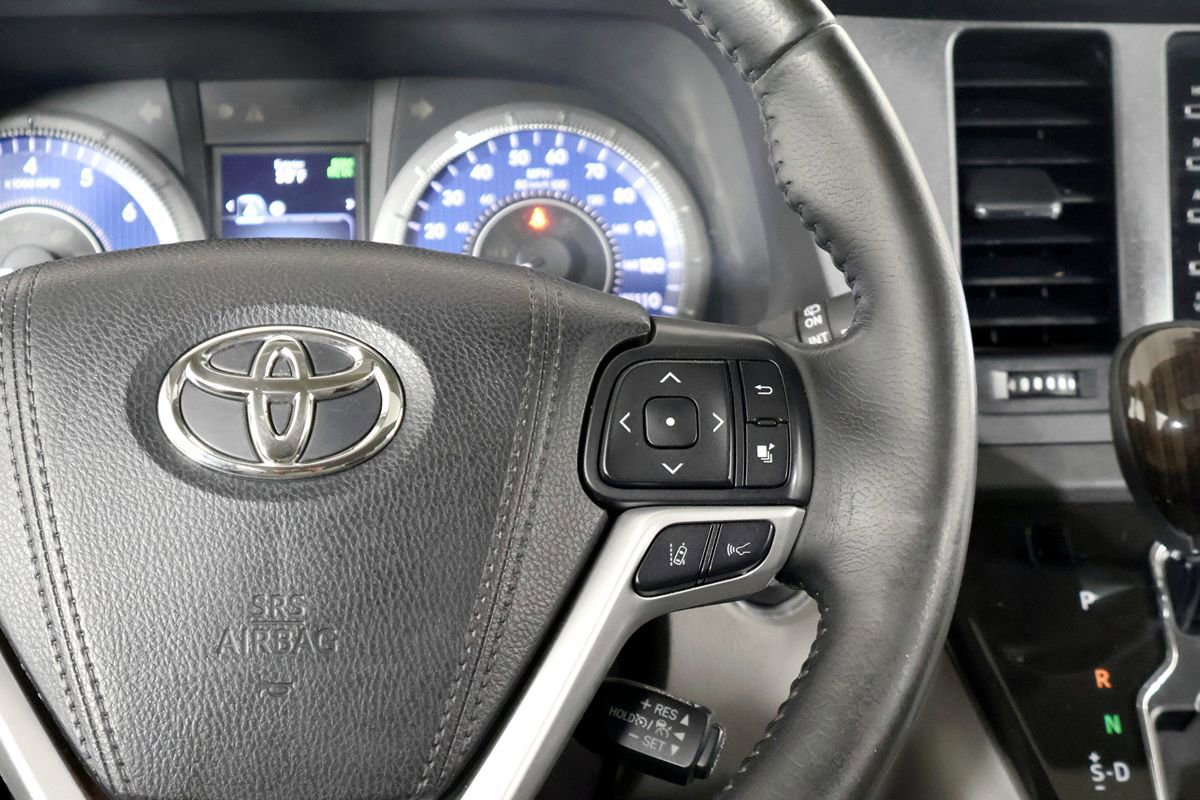 Used 2018 Toyota Sienna XLE w/ XLE Navigation Package FWD image 29