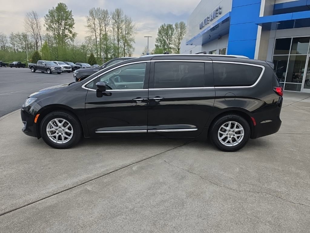 Used 2020 Chrysler Pacifica Touring-L FWD image 2