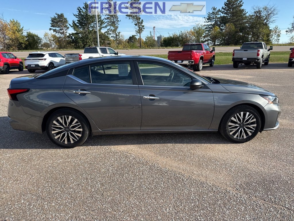 Used 2024 Nissan Altima 2.5 SV image 4