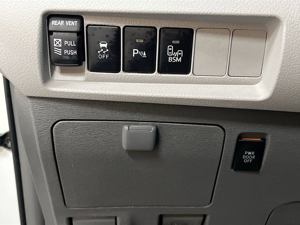 Used 2017 Toyota Sienna XLE image 10