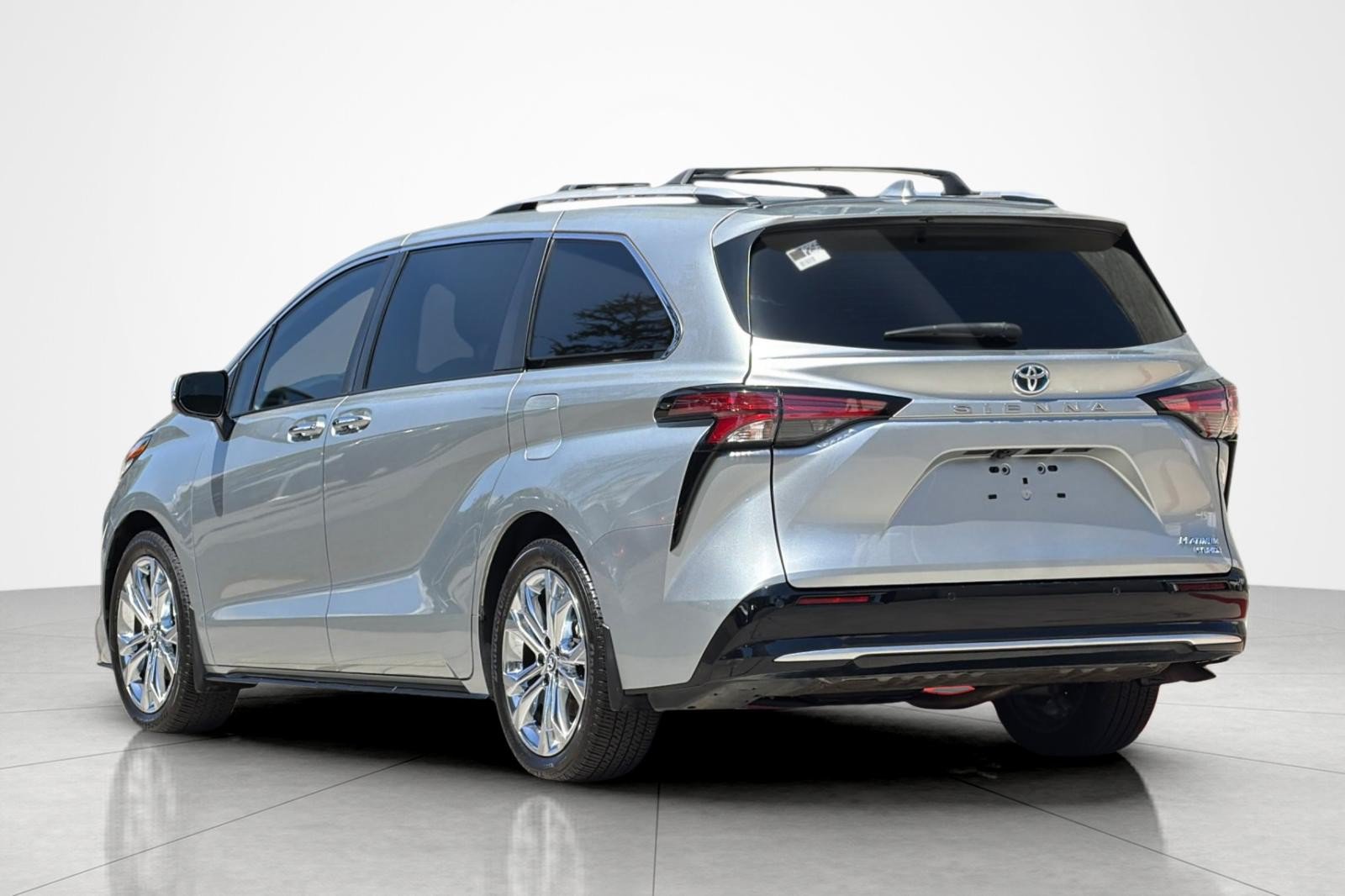 Used 2023 Toyota Sienna Platinum FWD image 3