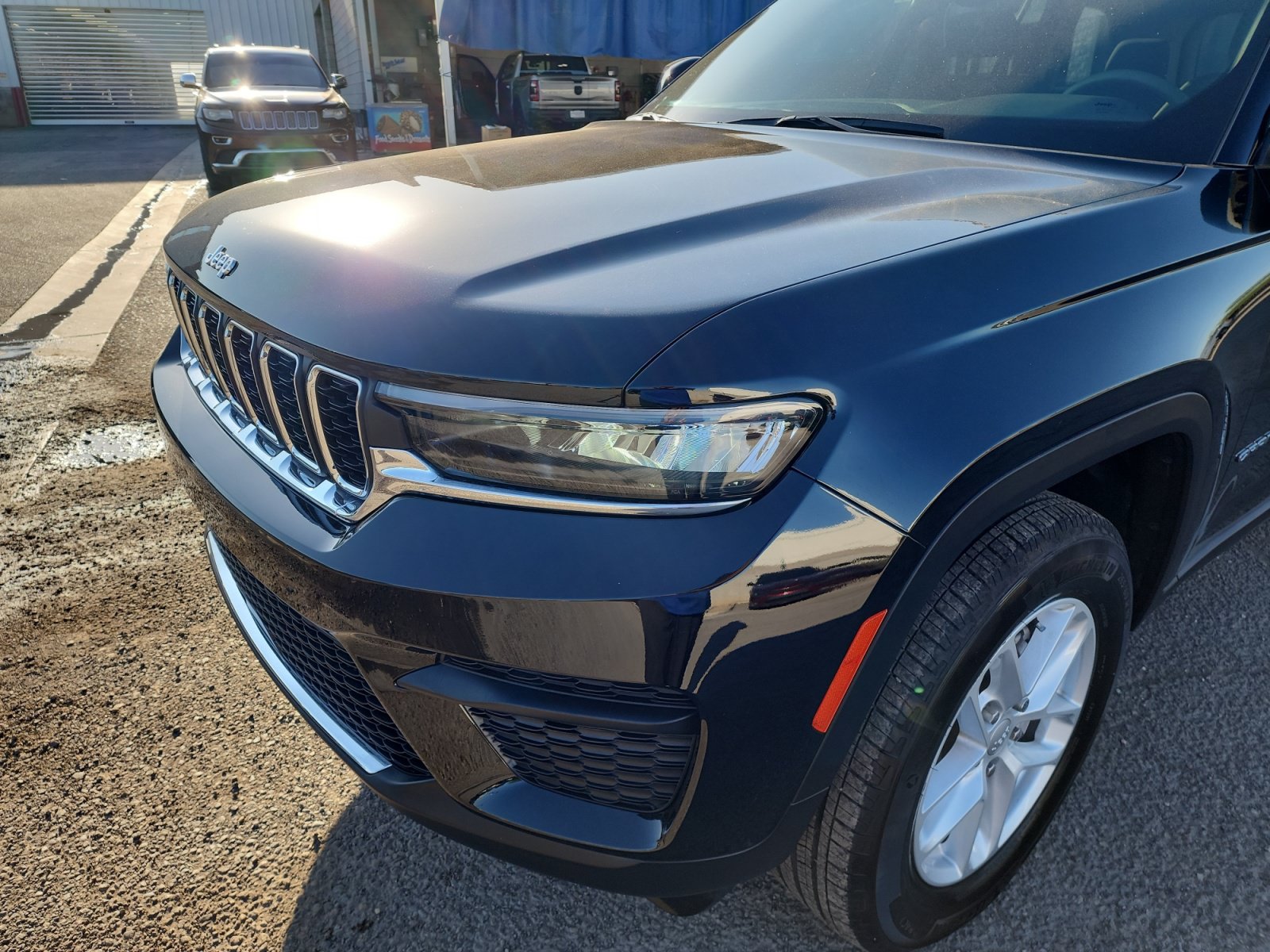 Used 2023 Jeep Grand Cherokee Laredo w/ Luxury Tech Group I RWD image 11