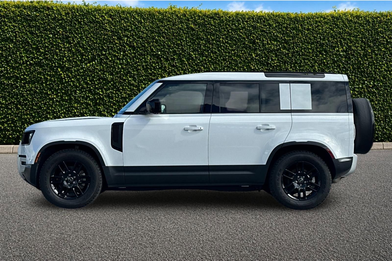 Used 2025 Land Rover Defender 110 S AWD/4WD image 7