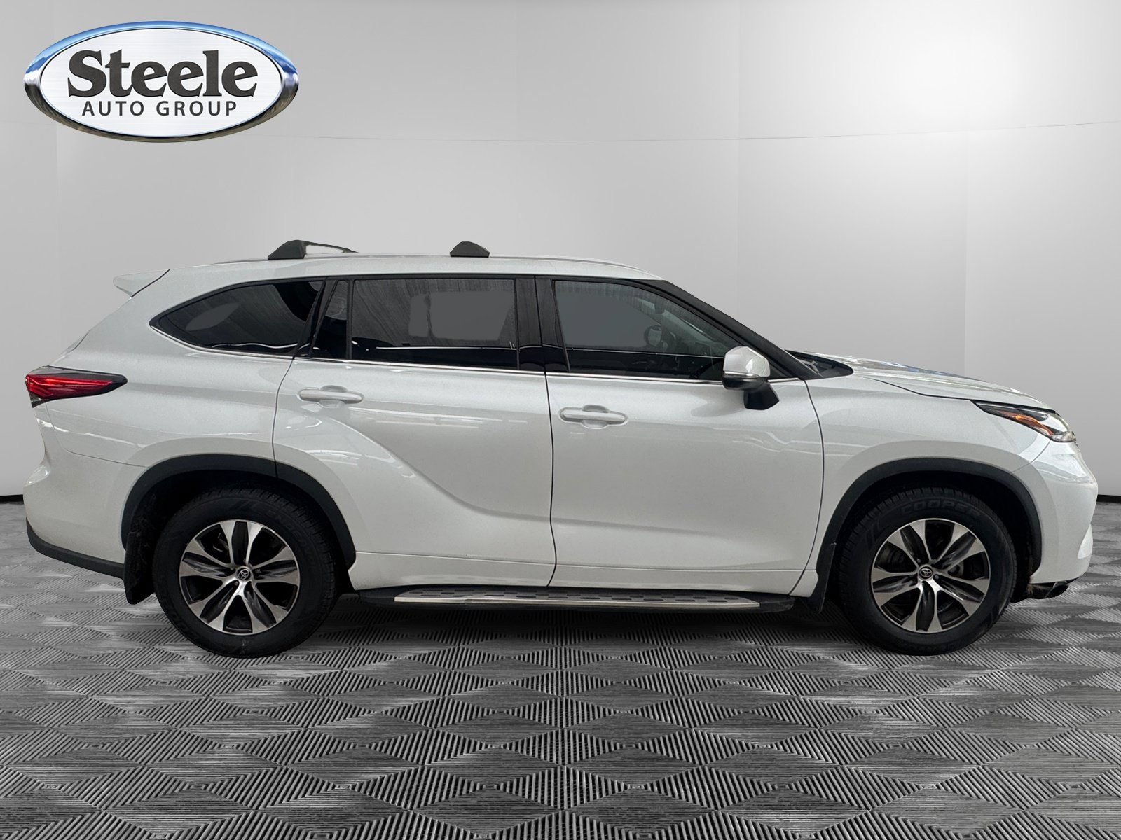 Used 2022 Toyota Highlander XLE FWD image 6