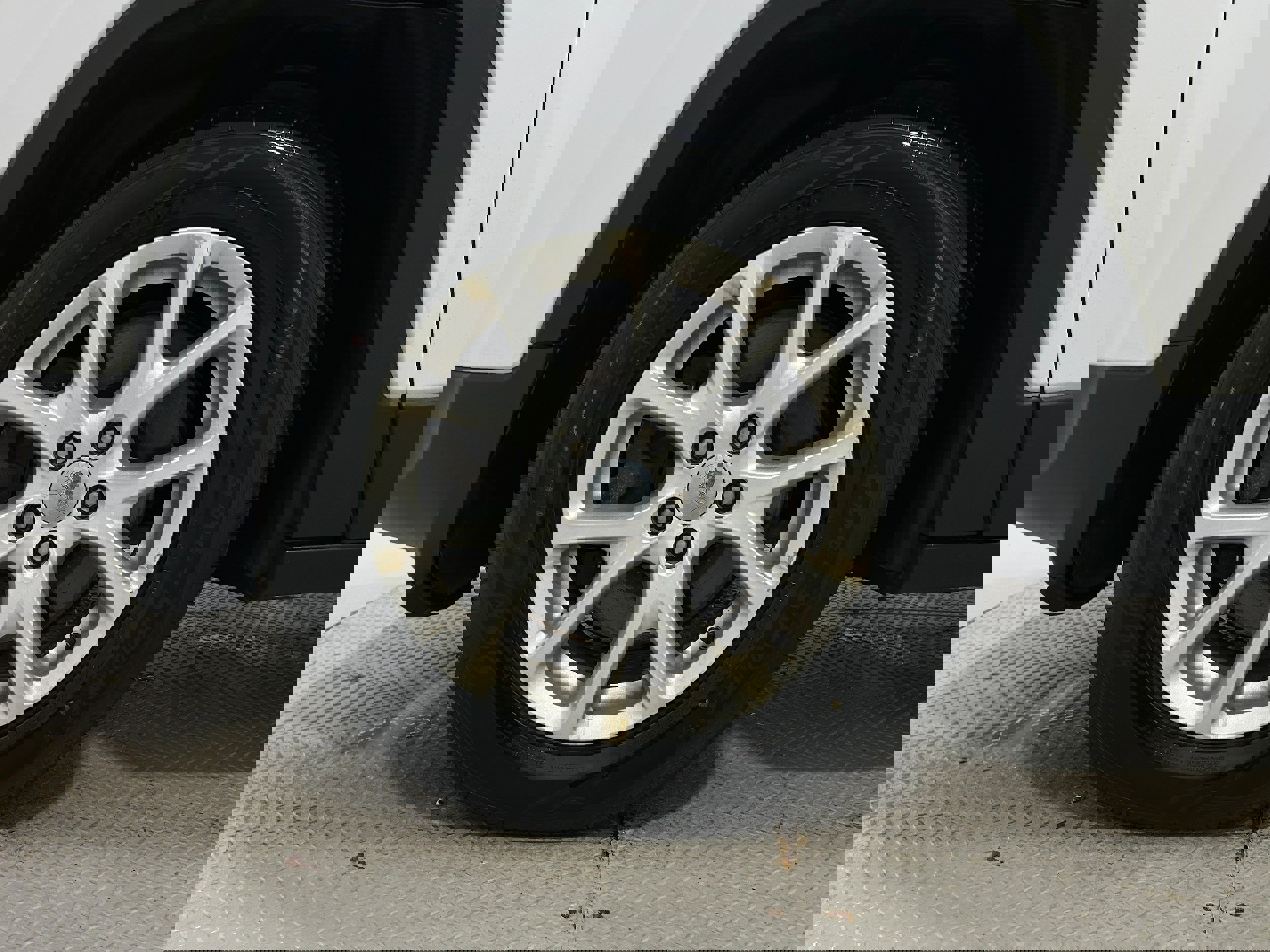 Used 2015 Jeep Cherokee Latitude w/ Cold Weather Group AWD/4WD image 35