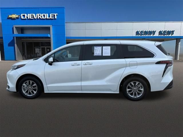 Used 2025 Toyota Sienna XLE FWD image 37