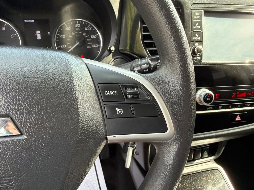 Used 2020 Mitsubishi Outlander SE AWD/4WD image 19