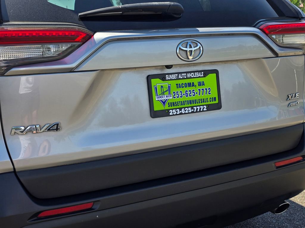 Used 2020 Toyota RAV4 XLE w/ Carpet Mat Package AWD/4WD image 15