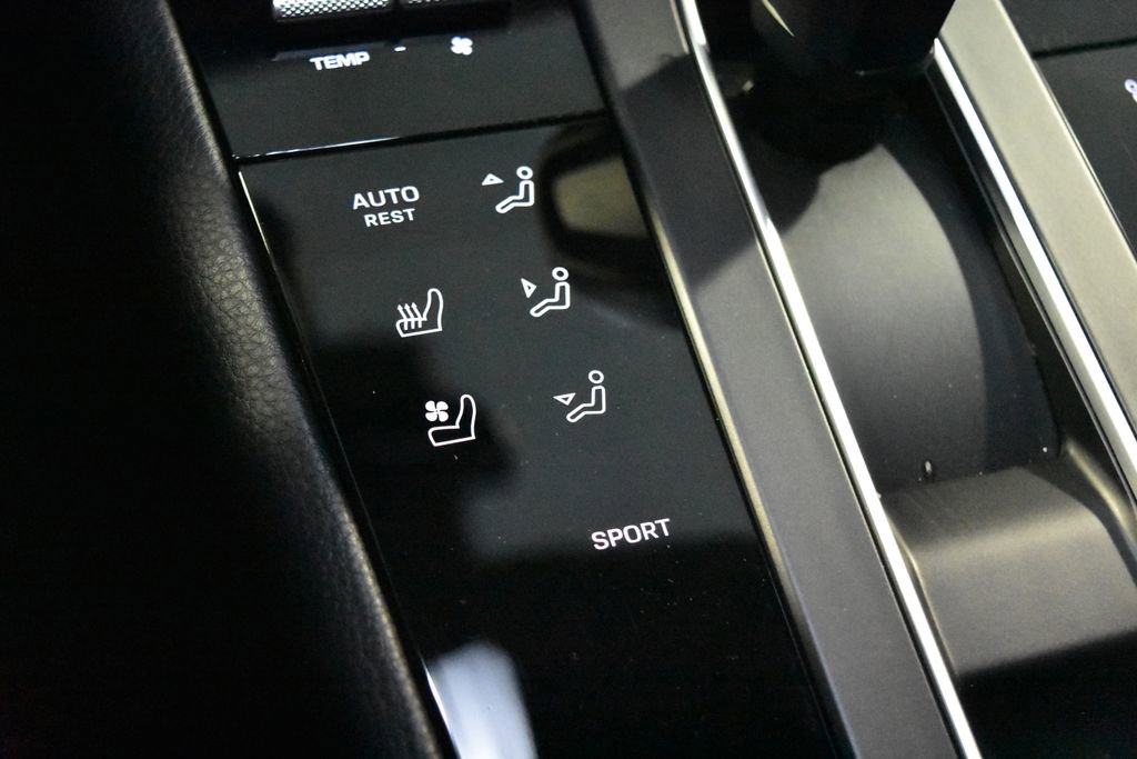 Certified 2025 Porsche Macan image 16