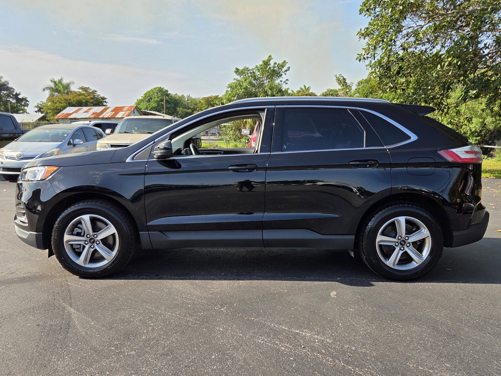 Used 2023 Ford Edge SEL w/ Convenience Package AWD/4WD image 2