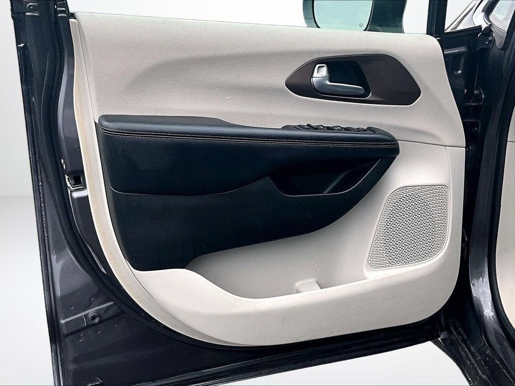Used 2019 Chrysler Pacifica Touring-L w/ Advanced Safetytec Group FWD image 21