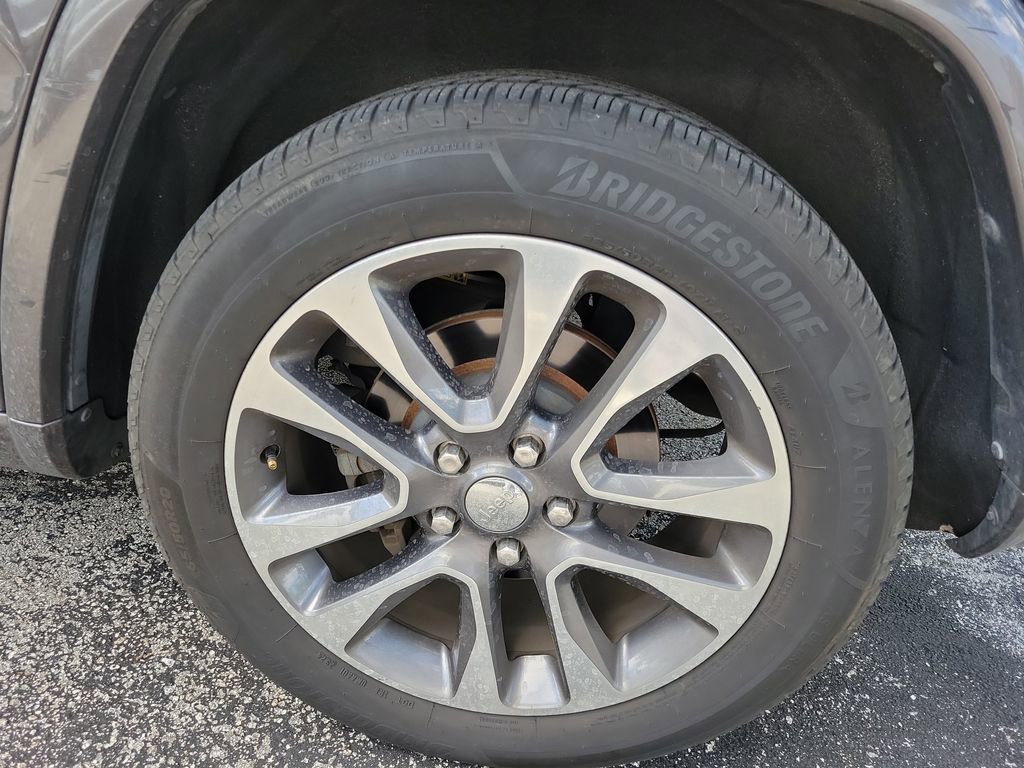 Used 2017 Jeep Grand Cherokee Overland w/ Jeep Active Safety Group image 5