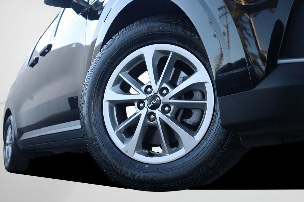 Used 2024 Kia Carnival LX image 3