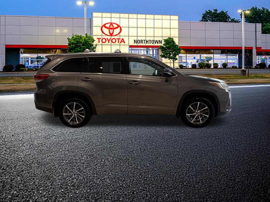 Used 2018 Toyota Highlander XLE AWD/4WD image 5