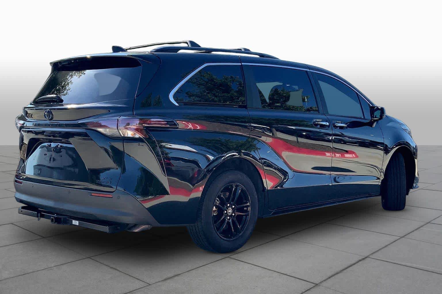 Used 2024 Toyota Sienna XLE Woodland Edition AWD/4WD image 13