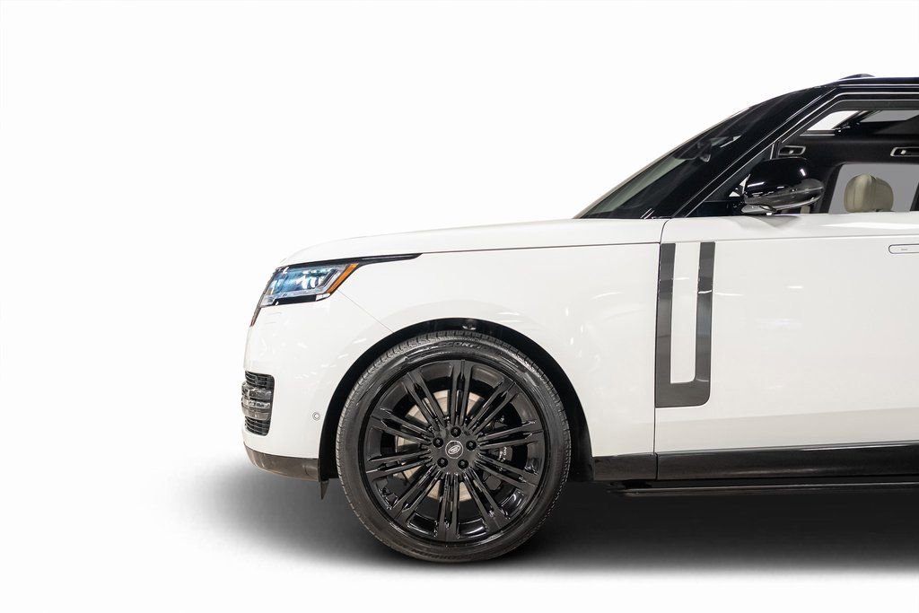 Used 2025 Land Rover Range Rover SE image 16