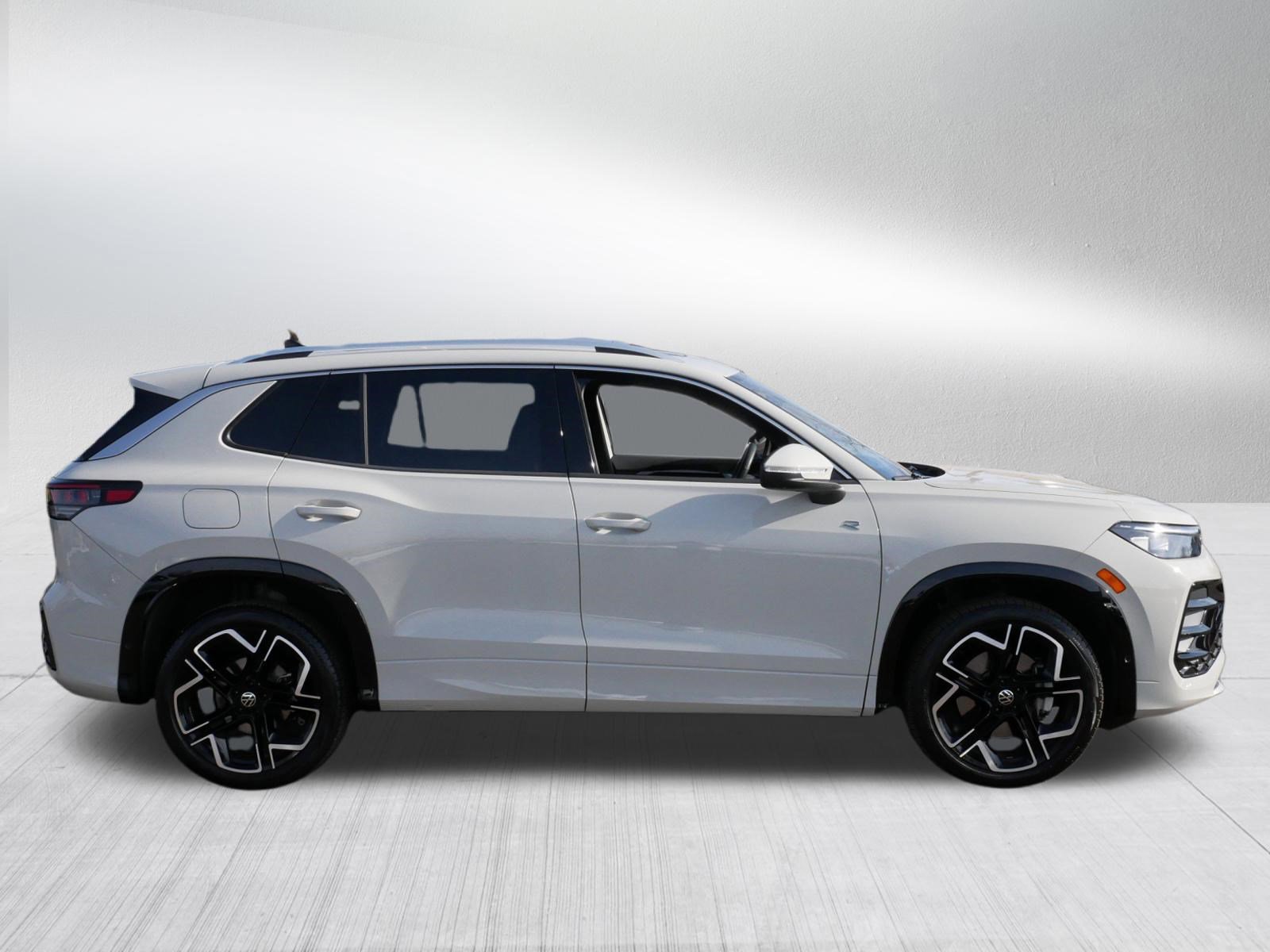 Certified 2025 Volkswagen Tiguan SEL R-Line image 8