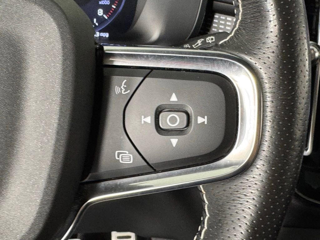Used 2021 Volvo XC40 T5 R-Design w/ Advanced Package AWD/4WD image 32