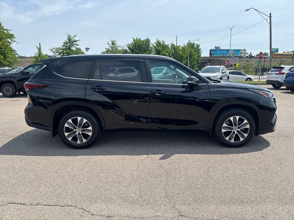 Used 2025 Toyota Highlander XLE AWD/4WD image 10