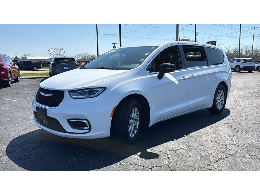 Used 2025 Chrysler Pacifica Select image 3
