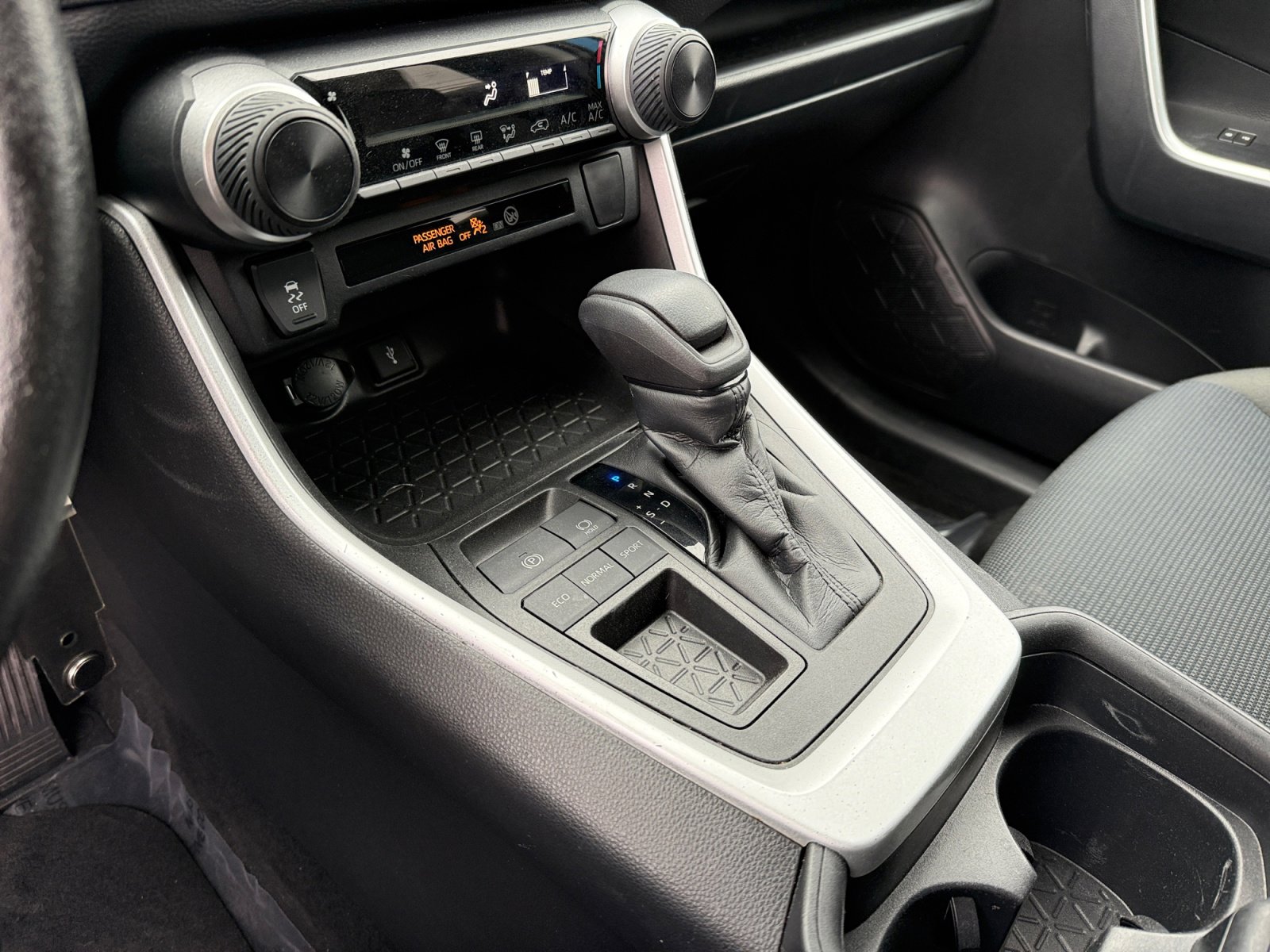 Used 2021 Toyota RAV4 LE image 13