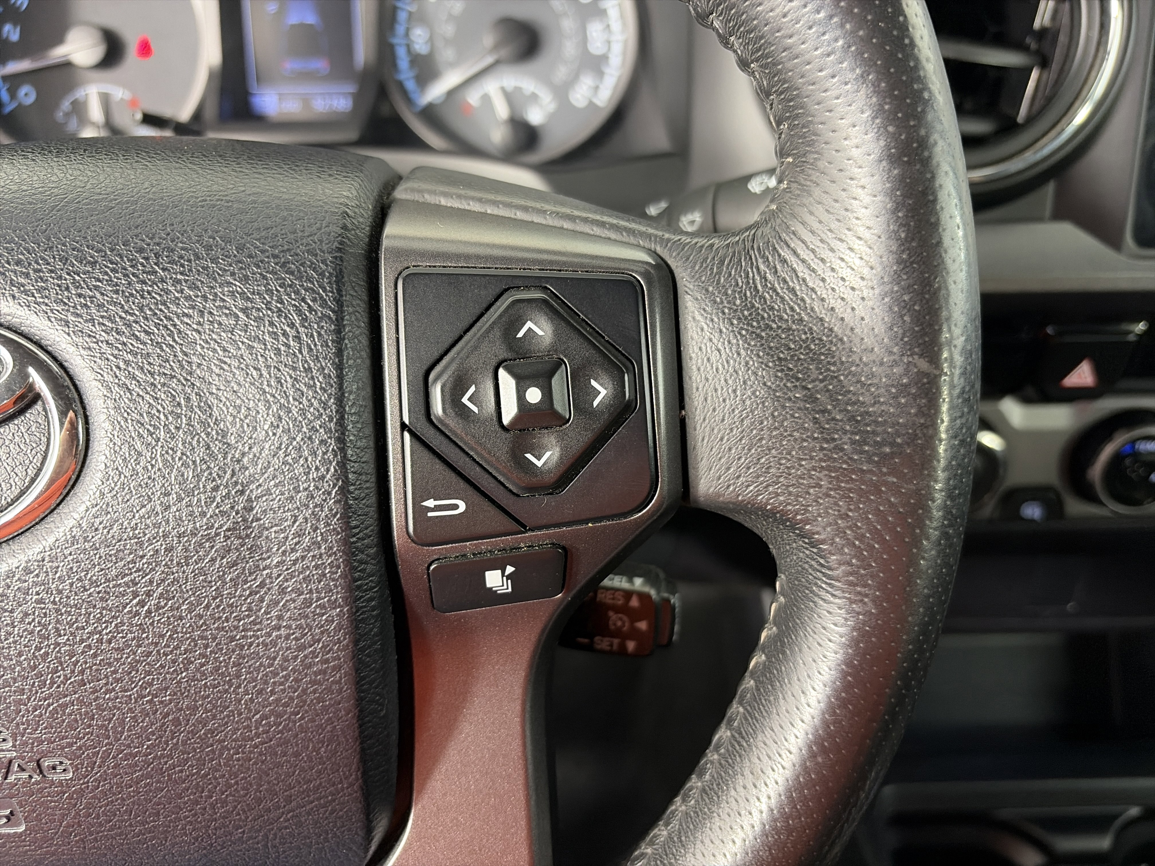 Used 2017 Toyota Tacoma TRD Sport AWD/4WD image 24